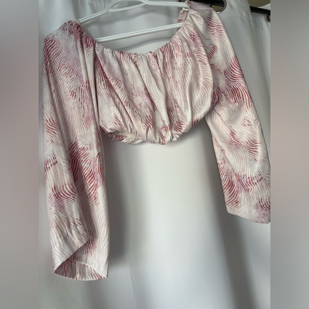 NWOT Dynamite Women's Swirl Pattern cropped Blouse flared sleeves size XS - Picture 4 of 5